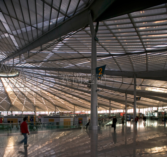 上海南站火车站圆形屋顶应用的透光材质聚碳酸酯（PC）阳光板